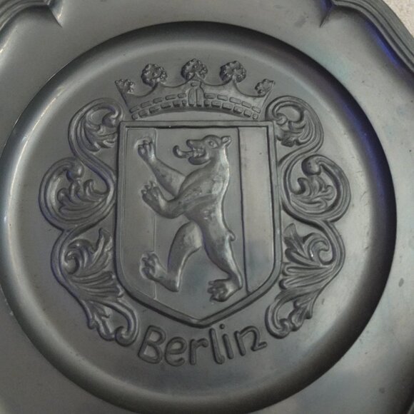 Vintage Embossed Pewter Plate Berlin Germany Bear Coat of Arms 9 Inch Decor Gift - Picture 7 of 9